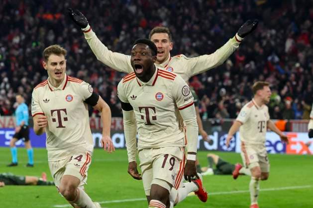 Bilder des Jahres 2025, Sport 02 Februar Sport Themen der Woche KW08 Alphonso Davies (FC Bayern Muenchen) bejubelt seinen Treffer zum 1:1 mit Leon Goretzka (FC Bayern Muenchen) und Josip Stanisic (FC Bayern Muenchen), UEFA Champions League 2024 25 League Knockout Play-off Second Leg, FC Bayern München v Celtic FC, Allianz Arena am 18. February 2025 in München, Deutschland. (Foto von Marco Steinbrenner DeFodi Images) Alphonso Davies (FC Bayern Muenchen) celebrates after scoring his teams first goal with Leon Goretzka (FC Bayern Muenchen) and Josip Stanisic (FC Bayern Muenchen), UEFA Champions League 2024 25 League Knockout Play-off Second Leg, FC Bayern München v Celtic FC, Allianz Arena, February 18, 2025 in Munich, Germany. (Photo by Marco Steinbrenner DeFodi Images) Defodi-700_muenchen_glasgow_20250218_069