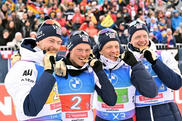 Bilder des Jahres 2025, Sport 02 Februar Sport Themen der Woche KW08 Sport Bilder des Tages LENZERHEIDE, SCHWEIZ 20250222 Sturla Holm Laegreid, Endre Stromsheim, Tarjei Bo och Johannes Thingnes Bo med sina guldmedaljer när Norge vinner herrarnas stafett 4x7,5 km vid skidskytte-VM i Schweiz.