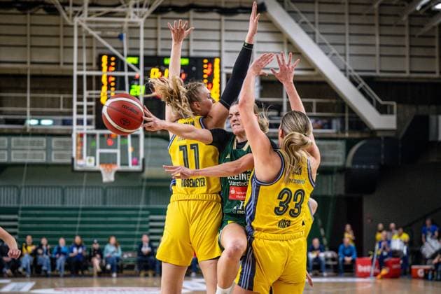 Bilder des Jahres 2025, Sport 02 Februar Sport Themen der Woche KW08 Sport Bilder des Tages Basketball Berlin 22.02.2025 Saison 2024 2025 Toyota DBBL 1. Bundesliga Frauen, Damen Alba Berlin - Rutronik Stars Keltern Alexandra Wilke (Keltern, No.03) Emily Kiser (Alba, No.33) Nina Rosemeyer (Alba, No.11)