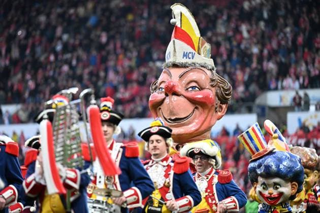 Bilder des Jahres 2025, Sport 02 Februar Sport Themen der Woche KW08 Sport Bilder des Tages Fußball 1. Bundesliga 23. Spieltag 1. FSV Mainz 05 - FC St. Pauli am 22.02.2025 in der Mewa Arena in Mainz Karnevalsfiguren des Mainzer Karnevalsvereins DFL regulations prohibit any use of photographs as image sequences and or quasi-video.