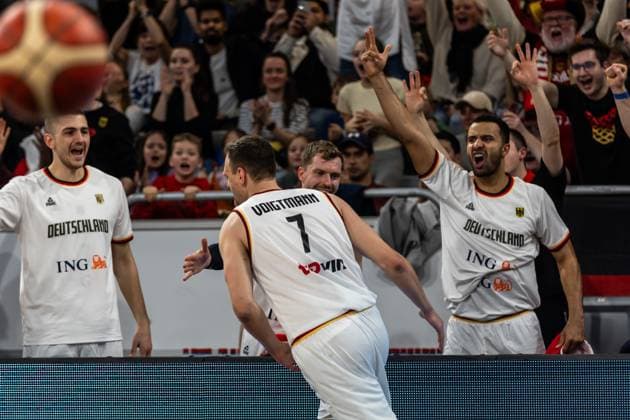 Sport Bilder des Tages FIBA Basketball, EuroBasket Qualifiers 2025, Herren. Gruppe D. 23.02.2025, Deutschland - Bulgarien Johannes Voigtmann (Deutschland, No7) jubelt mit Johannes Thiemann (Deutschland, No32) Copyright: Alexander Trienitz.