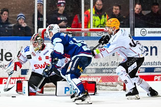 Kristers Gudlevskis (Fischtown Pinguins Bremerhaven, 30) John Broda (Iserlohn Roosters, 22) Matthew Abt (Fischtown Pinguins Bremerhaven, 42), GER, Iserlohn Roosters vs. Fischtown Pinguins Bremerhaven, Eishockey, Penny-DEL, 48. Spieltag, Spielzeit 2024 2025, 23.02.2025, GER, Iserlohn Roosters vs. Fischtown Pinguins Bremerhaven, Eishockey, Penny-DEL, 48. Spieltag, Spielzeit 2024 2025, 23.02.2025 Iserlohn Copyright: xJonasxBrockmann Eibner-Pressefotx EP_JBN