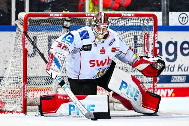 Kristers Gudlevskis (Fischtown Pinguins Bremerhaven, 30) hält den Puck, GER, Iserlohn Roosters vs. Fischtown Pinguins Bremerhaven, Eishockey, Penny-DEL, 48. Spieltag, Spielzeit 2024 2025, 23.02.2025, GER, Iserlohn Roosters vs. Fischtown Pinguins Bremerhaven, Eishockey, Penny-DEL, 48. Spieltag, Spielzeit 2024 2025, 23.02.2025 Iserlohn Copyright: xJonasxBrockmann Eibner-Pressefotx EP_JBN