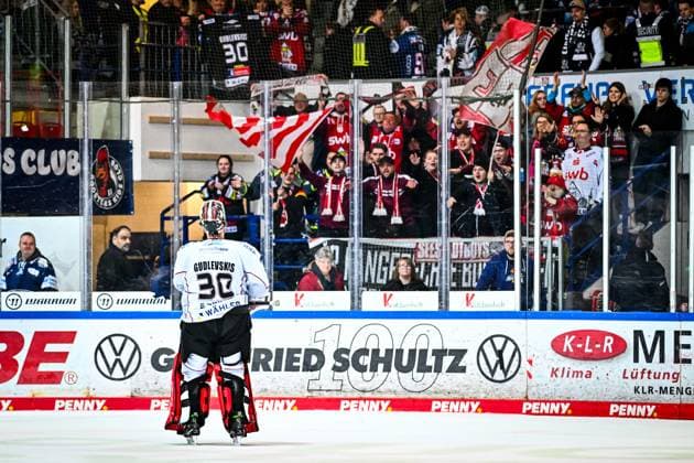 Kristers Gudlevskis (Fischtown Pinguins Bremerhaven, 30) feiert den Sieg vor dem Gästeblock, GER, Iserlohn Roosters vs. Fischtown Pinguins Bremerhaven, Eishockey, Penny-DEL, 48. Spieltag, Spielzeit 2024 2025, 23.02.2025, GER, Iserlohn Roosters vs. Fischtown Pinguins Bremerhaven, Eishockey, Penny-DEL, 48. Spieltag, Spielzeit 2024 2025, 23.02.2025 Iserlohn Copyright: xJonasxBrockmann Eibner-Pressefotx EP_JBN