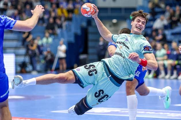 Bilder des Jahres 2025, Sport 02 Februar Sport Bilder des Tages 25.02.2025, Handball, European League - Hauptrunde Gruppe IV, VfL Gummersbach - MOL Tatabanya KC, Schwalbe-Arena: Julian Köster (GUM 7) behauptet sich und wirft auf das Tor Nordrhein-Westfalen Deutschland