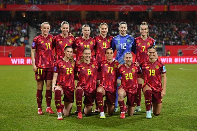 Teamfoto,Team,Mannschaft,Mannschaftsfoto.Hi.v.li:Lea SCHUELLER (GER),Rebecca KNAAK (GER),Laura FREIGANG (GER), Sjoeke NUESKEN (GER), Torfrau Stina JOHANNES (GER),Giulia GWINN (GER). Vorne v.li:Jule BRAND (GER),Janina MINGE (GER),Felicitas RAUCH (GER),Elisa SENSS (GER),Klara BUEHL (GER) Fussball, UEFA Women s Nations League Gruppe A, 2.Spieltag, Deutschland (GER) - Oesterreich (AUT) 4-1 am 25.02.2025 Max-Morlock-Stadion Nuernberg. Â