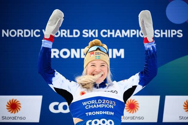 Bilder des Jahres 2025, Sport 02 Februar Sport Bilder des Tages 250227 Jonna Sundling of Sweden celebrates on the podium after the women s free technique sprint final during day 2 of the 2025 FIS Nordic Ski World Championships on February 27, 2025 in Trondheim. Photo: Maxim Thore BILDBYRAN kod MT MT0760 skidor cross-country skiing langrenn skid-vm 2025 sprint 2025 fis nordic ski world championships day 2 dam bbeng jubel sverige vm-guld guld Copyright: MAXIMxTHORE BB250227MT195