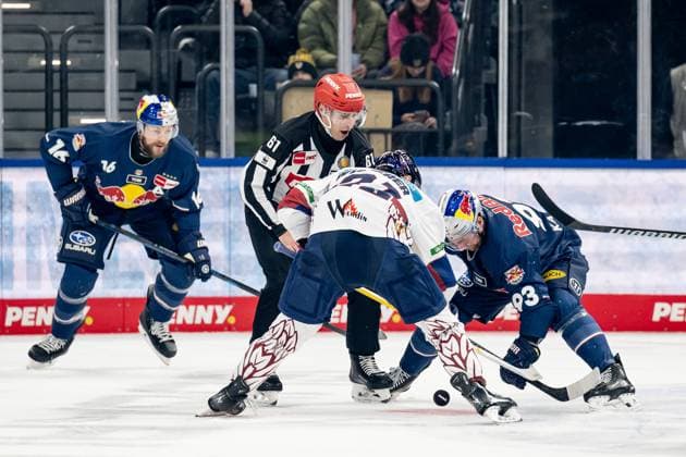 Linesperson Markus Merk fuehrt ein Bully Faceoff aus zwischen Manuel Wiederer (Eisbaeren Berlin, 21) und Maximilian Kastner (EHC Red Bull Muenchen, 93). GER, EHC Red Bull Muenchen vs. Eisbaeren Berlin, Eishockey, DEL, 49. Spieltag, Saison 2024 2025, 28.02.2025. GER, EHC Red Bull Muenchen vs. Eisbaeren Berlin, Eishockey, DEL, 49. Spieltag, Saison 2024 2025, 28.02.2025. Muenchen Copyright: xEibner-Pressefoto HeikexFeinerx EP_HFR