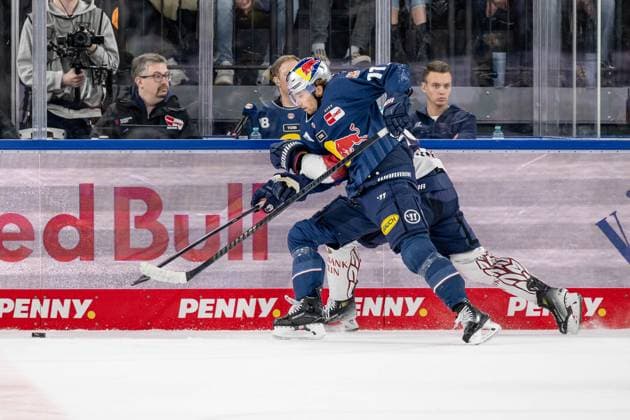Kampf um den Puck Zweikampf zwischen Markus Eisenschmid (EHC Red Bull Muenchen, 11) und Olivier Galipeau (Eisbaeren Berlin, 44). GER, EHC Red Bull Muenchen vs. Eisbaeren Berlin, Eishockey, DEL, 49. Spieltag, Saison 2024 2025, 28.02.2025. GER, EHC Red Bull Muenchen vs. Eisbaeren Berlin, Eishockey, DEL, 49. Spieltag, Saison 2024 2025, 28.02.2025. Muenchen Copyright: xEibner-Pressefoto HeikexFeinerx EP_HFR