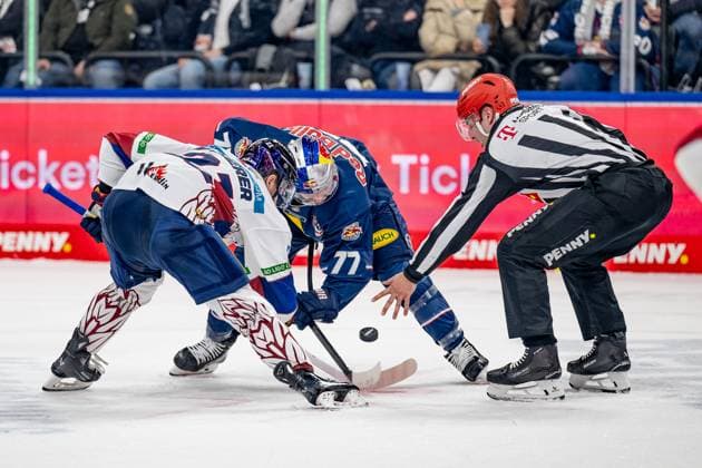 Linesperson Markus Merk fuehrt ein Bully Faceoff aus zwischen Manuel Wiederer (Eisbaeren Berlin, 21) und Adam Brooks (EHC Red Bull Muenchen, 77). GER, EHC Red Bull Muenchen vs. Eisbaeren Berlin, Eishockey, DEL, 49. Spieltag, Saison 2024 2025, 28.02.2025. GER, EHC Red Bull Muenchen vs. Eisbaeren Berlin, Eishockey, DEL, 49. Spieltag, Saison 2024 2025, 28.02.2025. Muenchen Copyright: xEibner-Pressefoto HeikexFeinerx EP_HFR