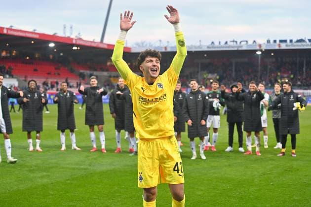 Bilder des Jahres 2025, Sport 03 März Sport Themen der Woche KW09 Sport Bilder des Tages Torwart Tiago CARDOSO (Borussia Moenchengladbach), Schlussjubel vor dem Gladbacher Fanblock. Fussball 1. Bundesliga Saison 2024 2025, 24.Spieltag, Spieltag24 1.FC Heidenheim - Borussia Moenchengladbach 0-3 am 01.03.2025, VOITH ARENA