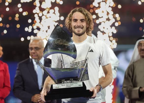 Bilder des Jahres 2025, Sport 03 März Sport Themen der Woche KW09 Sport Bilder des Tages Stefanos Tsitsipas, mit dem Pokal, Trophäe, Siegerehrung, Presentation, Dubai Duty Free Tennis Championships, Dubai, U.A.E. Tennis - Dubai Tennis Championships 2024 - ATP, Tennis Herren - Dubai Duty Free Tennis Stadium - Dubai - - United Arab Emirates - 1 March 2025. Copyright: xJuergenxHasenkopfx