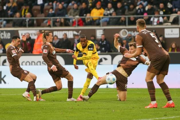 Bilder des Jahres 2025, Sport 03 März Sport Themen der Woche KW09 Sport Bilder des Tages GER, Hamburg, Fussball, DFB, FC St. Pauli vs Borussia Dortmund , im Millerntor Stadion , 01.03.2025 , v.l. Jackson Irvine (FC St. Pauli ,7 ) , Carney Chukwuemeka ( Borussia Dortmund ,17 ) , David Nemeth (FC St. Pauli ,4 ) , Hauke Wahl (FC St. Pauli ,5 ) DFL regulations prohibit any use of photographs as image sequences and or quasi-video. Copyright: HMBxMedia FernandoxSoares