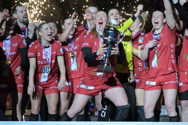 Bilder des Jahres 2025, Sport 03 März Sport Themen der Woche KW09 Sport Bilder des Tages Sofia Hvenfelt (HB Ludwigsburg, 20) mit Pokal HSG Blomberg-Lippe vs. HB Ludwigsburg Handball, Frauen, DHB Pokal Haushahn Final 4, Saison 2024 2025, 02.03.2025 HSG Blomberg-Lippe vs. HB Ludwigsburg, Handball, Frauen, DHB Pokal Haushahn Final 4, Saison 2024 2025, 02.03.2025 Stuttgart Copyright: xEibner-Pressefoto TobiasxBaurx EP_TBR