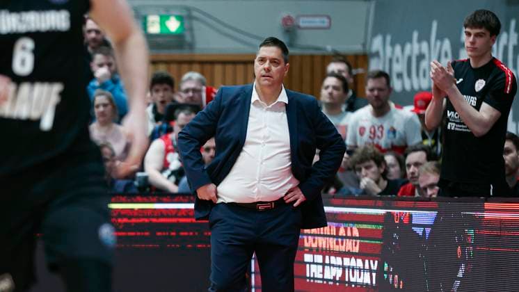 Im Bild: Head-Coach Sasa Filipovski (Wuerzburg Baskets) 04.03.2025, FIT-One Wuerzburg Baskets vs. AEK Betsson BC, Basketball Champions League, 3. Spieltag, Round of 16, Deutschland, Wuerzburg, tectake-Arena, Copyright: HMBxMedia xJulienxBecker