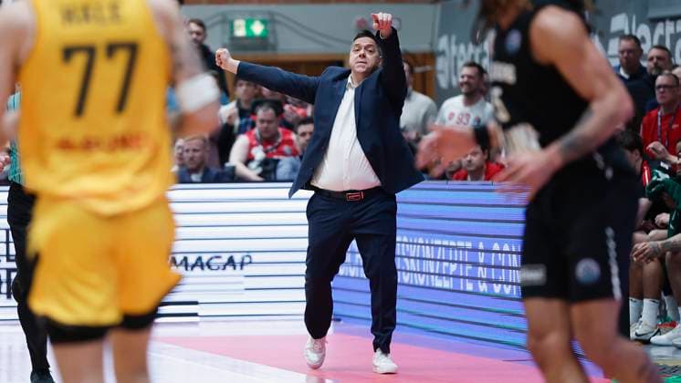 Im Bild: Head-Coach Sasa Filipovski (Wuerzburg Baskets), Anweisungen 04.03.2025, FIT-One Wuerzburg Baskets vs. AEK Betsson BC, Basketball Champions League, 3. Spieltag, Round of 16, Deutschland, Wuerzburg, tectake-Arena, Copyright: HMBxMedia xJulienxBecker