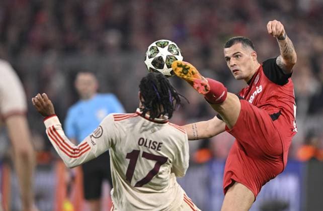 Zweikampf, Aktion Michael Olise FC Bayern München FCB (17) gegen Granit Xhaka Bayer 04 Leverkusen (34) UEFA Champions League Allianz Arena, München, Bayern, Deutschland, Europa Duel, action Michael Olise FC Bayern Munich FCB (17) v Granit Xhaka Bayer 04 Leverkusen (34) UEFA Champions League Allianz Arena, Munich, Bavaria, Germany, Europe iblimw12847725