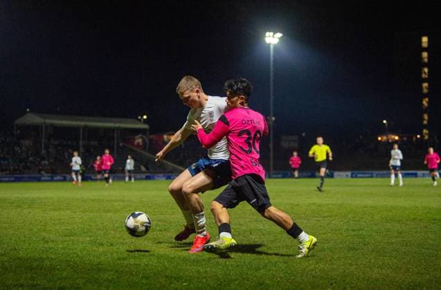 Sport Bilder des Tages Fussball, Herren, Saison 2024 2025, Regionalliga Nordost (25. Spieltag), VSG Altglienicke - SV Babelsberg 03, v.l. Jannis Lang (Babelsberg 03), Eren Öztürk (VSG Altglienicke), 07.03. 2025, Copyright: xSebastianxRäppold MatthiasxKochx