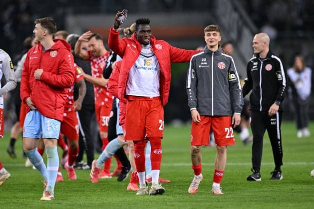 07.03.2025, Fussball, Bundesliga, 25. Spieltag Saison 2024 2025, Borussia Mönchengladbach - 1.FSV Mainz, Der FSV Mainz feiert mit den Fans den Auswärtssieg. Danny Da Costa (FSV Mainz), Nikolas Veratschnig (FSV Mainz) xRHR-FOTO TKx Copyright: RHR-FOTOx RHR-FOTO TK