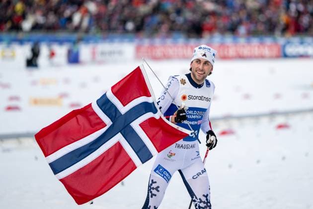 Bilder des Jahres 2025, Sport 03 März RIIBER Jarl Magnus (Norwegen) jubelt im Ziel mit norwegischer Fahne Flagge ueber den Sieg, die Gold Medaille und Titel als Weltmeister in seinem letzten WM-Rennen, NOR, FIS Nordische Ski Weltmeisterschaft Trondheim Granasen, Nordische Kombination, 10 km Langlauf Gundersen Herren, Wettkampftag 9, Saison 2024 2025, 08.03.2025 NOR, FIS Nordische Ski Weltmeisterschaft Trondheim Granasen, Wettkampftag 9, Saison 2024 2025, 08.03.2025 Trondheim Copyright: xEibner-Pressefoto Memmlerx EP_MMR