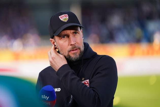 Trainer Sebastian Hoeness (VfB Stuttgart, Trainer) vor Anpfiff im Interview, Sky Interview, GER, Holstein Kiel vs. VfB Stuttgart, Fußball, Bundesliga, Spieltag 25, Saison 2024 2025, 08.03.2025 DFL REGULATIONS PROHIBIT ANY USE OF PHOTOGRAPHS AS IMAGE SEQUENCES AND OR QUASI-VIDEO GER, Holstein Kiel vs. VfB Stuttgart, Fußball, Bundesliga, Spieltag 25, Saison 2024 2025, 08.03.2025 Kiel Copyright: xEibner-Pressefoto MaxxVincenx EP_MVN