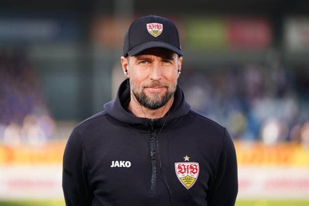 Trainer Sebastian Hoeness (VfB Stuttgart, Trainer) vor Anpfiff im Interview, Sky Interview, GER, Holstein Kiel vs. VfB Stuttgart, Fußball, Bundesliga, Spieltag 25, Saison 2024 2025, 08.03.2025 DFL REGULATIONS PROHIBIT ANY USE OF PHOTOGRAPHS AS IMAGE SEQUENCES AND OR QUASI-VIDEO GER, Holstein Kiel vs. VfB Stuttgart, Fußball, Bundesliga, Spieltag 25, Saison 2024 2025, 08.03.2025 Kiel Copyright: xEibner-Pressefoto MaxxVincenx EP_MVN