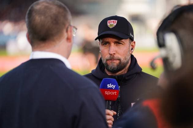 Trainer Sebastian Hoeness (VfB Stuttgart, Trainer) vor Anpfiff im Interview, Sky Interview, GER, Holstein Kiel vs. VfB Stuttgart, Fußball, Bundesliga, Spieltag 25, Saison 2024 2025, 08.03.2025 DFL REGULATIONS PROHIBIT ANY USE OF PHOTOGRAPHS AS IMAGE SEQUENCES AND OR QUASI-VIDEO GER, Holstein Kiel vs. VfB Stuttgart, Fußball, Bundesliga, Spieltag 25, Saison 2024 2025, 08.03.2025 Kiel Copyright: xEibner-Pressefoto MaxxVincenx EP_MVN