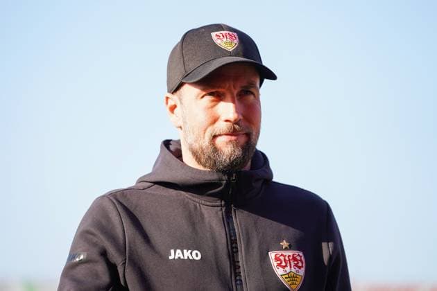 Trainer Sebastian Hoeness (VfB Stuttgart, Trainer) vor Anpfff, GER, Holstein Kiel vs. VfB Stuttgart, Fußball, Bundesliga, Spieltag 25, Saison 2024 2025, 08.03.2025 DFL REGULATIONS PROHIBIT ANY USE OF PHOTOGRAPHS AS IMAGE SEQUENCES AND OR QUASI-VIDEO GER, Holstein Kiel vs. VfB Stuttgart, Fußball, Bundesliga, Spieltag 25, Saison 2024 2025, 08.03.2025 Kiel Copyright: xEibner-Pressefoto MaxxVincenx EP_MVN