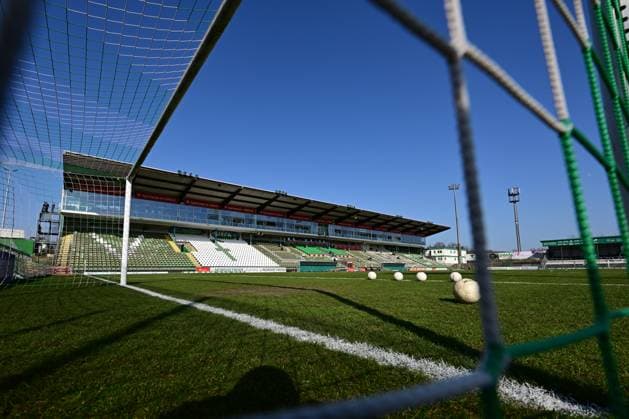 Fußball I Herren I Saison 2024-2025 I Regionalliga Nord I 25. Spieltag I VfB Lübeck - SSV Jeddeloh I 08.03.2025 Symbol, Symbolfoto, Symbolbild, Sinnbild, Bildsymbol, Darstellung, Signum: Lübecker Lohmühle, Stadion an der Lohmühle, Sitze, Schalensitze, Triüne, Dach, Vordach, Ball, Bälle, Tor, Tornetz, Lübeck Stadion Lohmühle Schleswig-Holstein Deutschland Copyright: xLobeca FelixxSchlikisx