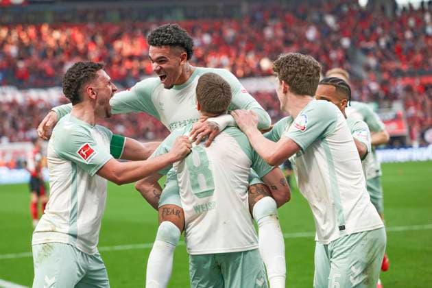 Bilder des Jahres 2025, Sport 03 März Sport Themen der Woche KW10 Sport Bilder des Tages GER, 1.FBL. Bayer 04 Leverkusen vs. SV Werder Bremen 08.03.2025, BayArena, Leverkusen, GER, 1.FBL. Bayer 04 Leverkusen vs. SV Werder Bremen, im Bild: 2:0 fuer Bremen durch Justin Njinmah (Werder Bremen 11), Torjubel Jubel Jubellauf, Mitchell Weiser (Werder Bremen 8), Jens Stage (Werder Bremen 6),