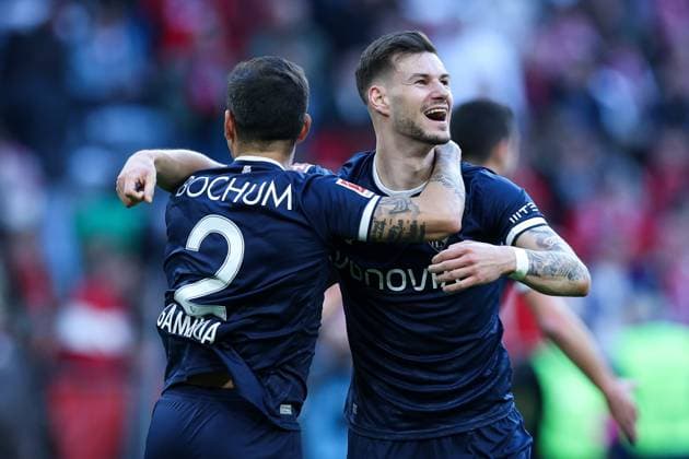 Bilder des Jahres 2025, Sport 03 März Sport Themen der Woche KW10 Sport Bilder des Tages Fußball 1. Bundesliga 25. Spieltag FC Bayern München - VfL Bochum am 08.03.2025 in der Allianz Arena in München Cristian Gamboa ( Bochum ), links - Tom Krauß ( Bochum ), rechts freuen sich über den Sieg in München DFL regulations prohibit any use of photographs as image sequences and or quasi-video.