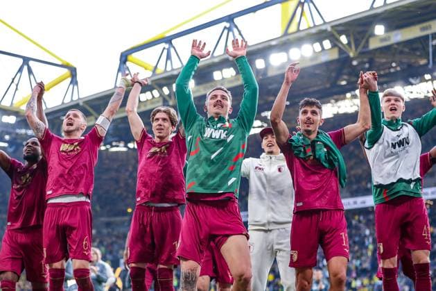 Bilder des Jahres 2025, Sport 03 März Sport Themen der Woche KW10 Sport Bilder des Tages 08.03.2025, Fußball, Borussia Dortmund - FC Augsburg, 1. Fußball Bundesliga, 25. Spieltag, Signal Iduna Park, Saison 2024 2025: Abschlussjubel nach dem 1:0 Sieg für Augsburg. Die Mannschaft steht jubelnd vor den Fans. Jeffrey Gouweleeuw (FC Augsburg 6), Kristijan Jakic (FC Augsburg 17) Phillip Tietz (FC Augsburg 21) Dimitrios Giannoulis (FC Augsburg 13) Felix Constantin Meiser (FC Augsburg 41) DFB regulations prohibit any use of photographs as image sequences and or quasi-video. Nordrhein-Westfalen Deutschland