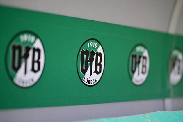 Fußball I Herren I Saison 2024-2025 I Regionalliga Nord I 25. Spieltag I VfB Lübeck - SSV Jeddeloh I 08.03.2025 Symbol, Symbolfoto, Symbolbild, Sinnbild, Bildsymbol, Darstellung, Signum: Logo, Banner, Wappen, Vereinsfarbe, Vereinswappen, Vereinslogo, Fähnchen, Flagge, Fahne, VfB Lübeck Lübeck Stadion Lohmühle Schleswig-Holstein Deutschland Copyright: xLobeca FelixxSchlikisx