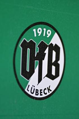 Fußball I Herren I Saison 2024-2025 I Regionalliga Nord I 25. Spieltag I VfB Lübeck - SSV Jeddeloh I 08.03.2025 Symbol, Symbolfoto, Symbolbild, Sinnbild, Bildsymbol, Darstellung, Signum: Logo, Banner, Wappen, Vereinsfarbe, Vereinswappen, Vereinslogo, Fähnchen, Flagge, Fahne, VfB Lübeck Lübeck Stadion Lohmühle Schleswig-Holstein Deutschland Copyright: xLobeca FelixxSchlikisx