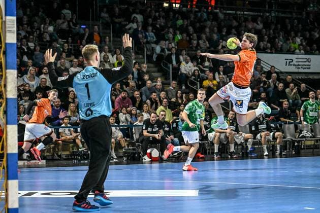 Bilder des Jahres 2025, Sport 03 März Sport Themen der Woche KW10 Sport Bilder des Tages Handball, Daikin HBL, Fuechse Berlin - HSG Wetzlar 09.03.2025, xdanx, Handball, Daikin HBL, Fuechse Berlin - HSG Wetzlar v.l. Lasse Ludwig (Füchse Berlin 1),Lukas Becher (HSG Wetzlar 18) wirft Tor, Torschuetze, erzielt Tor, Treffer, scores the goal Berlin Max Schmeling Halle Berlin Deutschland (DE) Copyright: xDanielxLakomskix