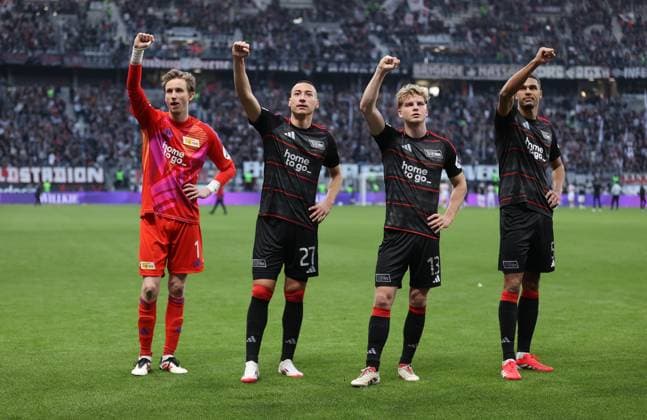 Bilder des Jahres 2025, Sport 03 März Sport Themen der Woche KW10 Sport Bilder des Tages 09.03.2025, Fussball Bundesliga, Eintracht Frankfurt - 1. FC Union Berlin, v.l., Torwart Frederik Rönnow (1. FC Union Berlin), Marin Ljubicic (1. FC Union Berlin), Andras Schäfer (1. FC Union Berlin), Danilho Doekhi (1. FC Union Berlin) feiern mit den Fans DFL DFB REGULATIONS PROHIBIT ANY USE OF PHOTOGRAPHS AS IMAGE SEQUENCES AND OR QUASI-VIDEO. xdcx Copyright: HMBxMedia Claus