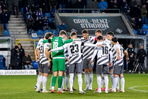 Spieler vom SV Sandhausen (SVS), schwören sich mit einem Mannschaftskreis vor dem Anpfiff ein, Kreis, Teamkreis, Konzentration, Kameradschaft, Ansprache, Motivation, 12.03.2025, Mannheim (Deutschland), Fussball, 3. Liga, SV Waldhof Mannheim - SV Sandhausen, DFB DFL REGULATIONS PROHIBIT ANY USE OF PHOTOGRAPHS AS IMAGE SEQUENCES AND OR QUASI-VIDEO.