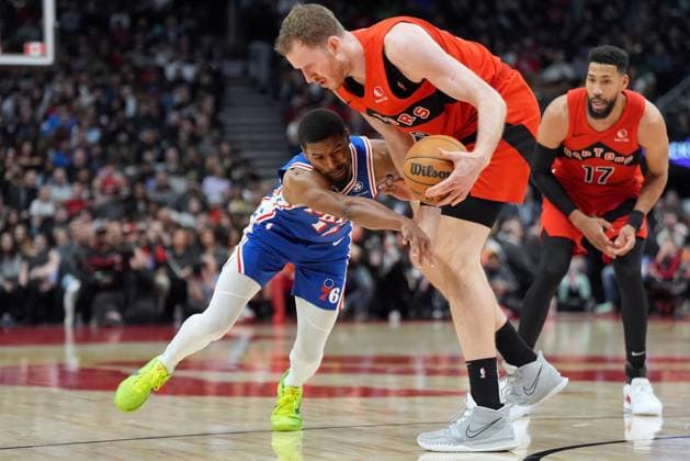 Bilder des Jahres 2025, Sport 03 März Sport Themen der Woche KW11 Sport Bilder des Tages March 12, 2025, Toronto, On, CANADA: Philadelphia 76ers guard Jared Butler (12) and Toronto Raptors centre Jakob Poeltl (19) vie for control of the loose ball during first half NBA, Basketball Herren, USA basketball action in Toronto, Wednesday, March 12, 2025. Canada News - March 12, 2025 - ZUMAc35_ 20250312_zaf_c35_101 Copyright: xFrankxGunnx