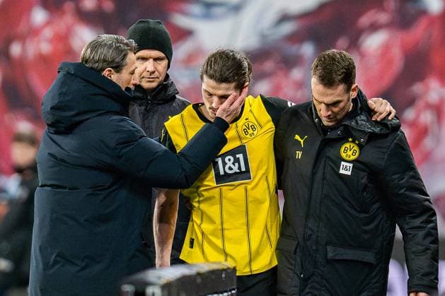 Bilder des Jahres 2025, Sport 03 März Sport Themen der Woche KW11 Sport Bilder des Tages 15.03.2025, RB Leipzig vs. Borussia Dortmund, 1. Bundesliga, 26. Spieltag Marcel Sabitzer (Borussia Dortmund, 20) verletzt sich schwer, Verletzung und Auswechselung von Marcel Sabitzer (Borussia Dortmund, 20) hier mit Niko Kovac (Borussia Dortmund, Trainer) Wichtiger Hinweis: Gemaess den Vorgaben der DFL Deutsche Fussball Liga bzw. des DFB Deutscher Fussball-Bund ist es untersagt, in dem Stadion und oder vom Spiel angefertigte Fotoaufnahmen in Form von Sequenzbildern und oder videoaehnlichen Fotostrecken zu verwerten Copyright: xBahhoxKarax