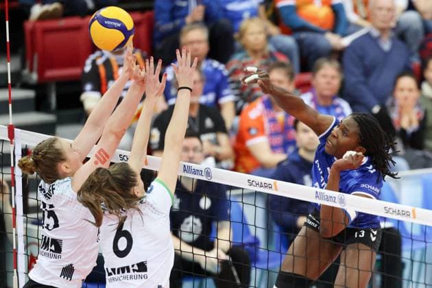 Bilder des Jahres 2025, Sport 03 März Sport Themen der Woche KW11 Sport Bilder des Tages Stuttgart , Volleyball Bundesliga Frauen, Allianz MTV Stuttgart vs. USC Münster , v.l. Mia Kirchhoff (Münster) Marije ten Brinke (Münster) Krystal Rivers (MTV)