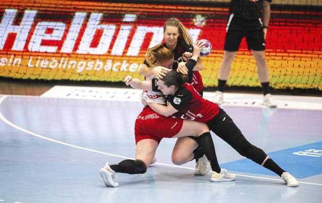 HANDBALL FRAUEN 1. BUNDESLIGA 19. SPIELTAG THC - HB LUDWIGSBURG ** NUR FÜR REDAKTIONELLE ZWECKE ** EDITORIAL USE ONLY **<p>15 03 2025-Bad Langensalza: Handball Frauen 1. Bundesliga Frauen Saison 2024-2025 Salzhalle 19. Spieltag Thüringer HC - HB Ludwigsburg im Foto: Sofia Hvenfelt 20 (HB Ludwigsburg) im Zweikampf mit Josefine Hanfland 57 (Thüringer HC) und Kerstin Kündig 27 (Thüringer HC) ( Deutschland Thueringen Bad Langensalza Copyright: SaschaxFromm