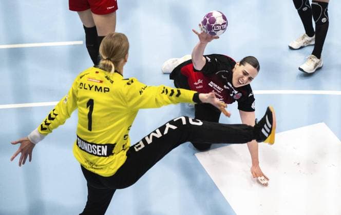 HANDBALL FRAUEN 1. BUNDESLIGA 19. SPIELTAG THC - HB LUDWIGSBURG ** NUR FÜR REDAKTIONELLE ZWECKE ** EDITORIAL USE ONLY **<p>15 03 2025-Bad Langensalza: Handball Frauen 1. Bundesliga Frauen Saison 2024-2025 Salzhalle 19. Spieltag Thüringer HC - HB Ludwigsburg im Foto: Josefine Hanfland 57 (Thüringer HC) im Zweikampf mit Torhüterin Johanna Bundsen 1 (HB Ludwigsburg) ( Deutschland Thueringen Bad Langensalza Copyright: SaschaxFromm