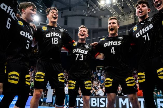 Bilder des Jahres 2025, Sport 03 März Sport Themen der Woche KW11 Sport Bilder des Tages Handball: EM-Qualifikation, Deutschland - Österreich, 2. Qualifikationsrunde, Gruppe 7, 4. Spieltag v.li. Nils Lichtlein (Deutschland), Julian Köster Koester (Deutschland), Timo Kastening (Deutschland), Johannes Golla (Deutschland), Marko Grgic (Deutschland) Schlussjubel Schlußjubel Emotion Freude Hannover ZAG Arena Deutschland