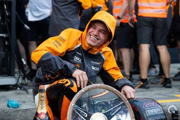 Bilder des Jahres 2025, Sport 03 März Sport Themen der Woche KW11 Sport Bilder des Tages Lando Norris (McLaren Formula 1 Team, 04) jubelt ueber den Sieg und wird vom Team nach dem Teamfoto mit Champagner geduscht, AUS, Formel 1 Weltmeisterschaft, Luis Vuitton Grand Prix von Australien, Albert Park Circuit Melbourne, Rennen, Saison 2025, 16.03.2025 AUS, Formel 1 Weltmeisterschaft, Luis Vuitton Grand Prix von Australien, Albert Park Circuit Melbourne, Rennen, Saison 2025, 16.03.2025 Melbourne Copyright: xEibner-Pressefoto Memmlerx EP_MMR