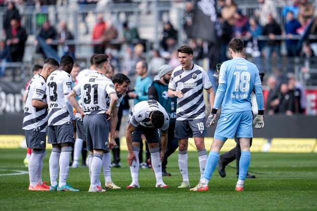 Spieler vom SV Sandhausen (SVS), schwören sich mit einem Mannschaftskreis vor dem Anpfiff ein, Kreis, Teamkreis, Konzentration, Kameradschaft, Ansprache, Motivation, 16.03.2025, Sandhausen (Deutschland), Fussball, 3. Liga, SV Sandhausen - FC Energie Cottbus, DFB DFL REGULATIONS PROHIBIT ANY USE OF PHOTOGRAPHS AS IMAGE SEQUENCES AND OR QUASI-VIDEO.