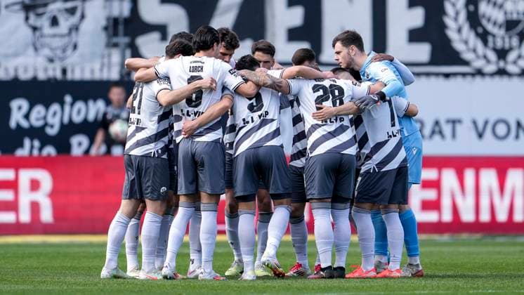 Spieler vom SV Sandhausen (SVS), schwören sich mit einem Mannschaftskreis vor dem Anpfiff ein, Kreis, Teamkreis, Konzentration, Kameradschaft, Ansprache, Motivation, 16.03.2025, Sandhausen (Deutschland), Fussball, 3. Liga, SV Sandhausen - FC Energie Cottbus, DFB DFL REGULATIONS PROHIBIT ANY USE OF PHOTOGRAPHS AS IMAGE SEQUENCES AND OR QUASI-VIDEO.