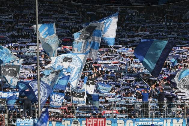 1. Bundesliga - VfL Bochum - Eintracht Frankfurt am 16.03.2025 im Vonovia Ruhrstadion in Bochum Die Bochum Fans in der Ostkurve mit einer Schalparade und schwenken Fahnen