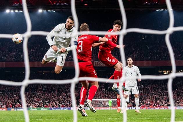 Bilder des Jahres 2025, Sport 03 März Sport Themen der Woche KW12 Sport Bilder des Tages 250320 Cristiano Ronaldo of Portugal against Jannik Vestergaard an Joakim Maehle of Denmark during the Nations League football match between Denmark and Portugal on March 20, 2025 in Copenhagen. Photo: Petter Arvidson BILDBYRAN kod PA PA0995 bbeng fotboll football soccer fotball nations league uefa nations league danmark denmark portugal bbauto Copyright: PETTERxARVIDSON BB250320PA134