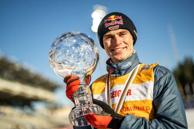 Bilder des Jahres 2025, Sport 03 März Sport Themen der Woche KW12 Sport Bilder des Tages LAHTI, FINNLAND: Saisonfinale - Weltcup Nordische Kombination Männer: Langlaufen 10km am 22.03.2025 im Lahden Stadion in Lahti. Vinzenz Geiger aus Deutschland (1.) bei der Siegerehrung - Gesamtweltcup.