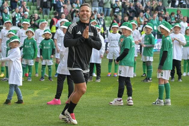 Bilder des Jahres 2025, Sport 03 März Sport Themen der Woche KW12 Sport Bilder des Tages Diego (Diego All-Stars 10) kommt ins Stadion ,SV Werder Bremen - Diego All-Stars, Fussball, Abschiedsspiel, 22.03.2025 Bremen Bremen Deutschland